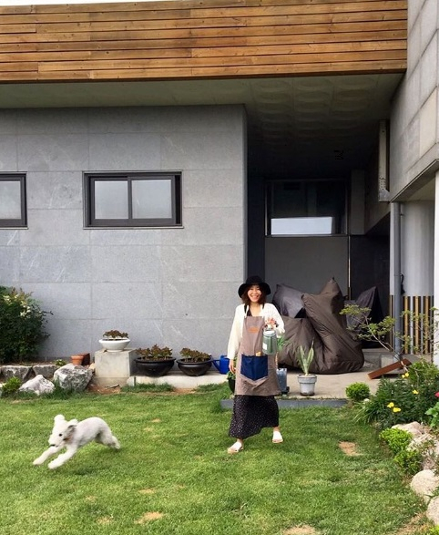 엄지원 반려견 비키, 마당에서 신나게 '폴짝'