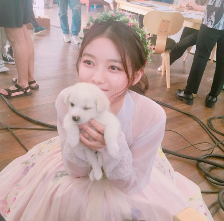 김유정, 반쯤 눈 감은 강아지 안고 하얀 청순가련 한복 자태