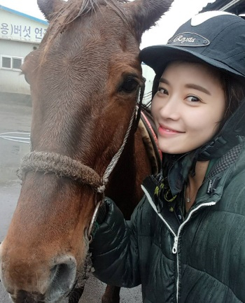 황정음, 승마 배우며 럭셔리한 신혼 라이프 "무거운 언니 태우느라 고생했어"