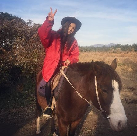 배우 이선빈, 늠름하게 말 위에서 "예쁜 제왕이랑 데이뚜"