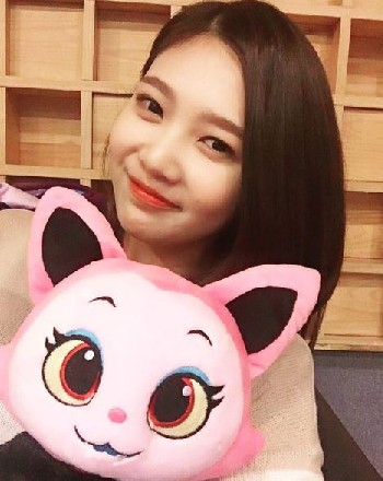 레드벨벳 조이, 인형 옆 누가 인형이야? '남심 흔들'...깜찍함 폭발