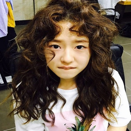 박혜수, 뽀글 머리한 인형...'요정이 따로 없네~'