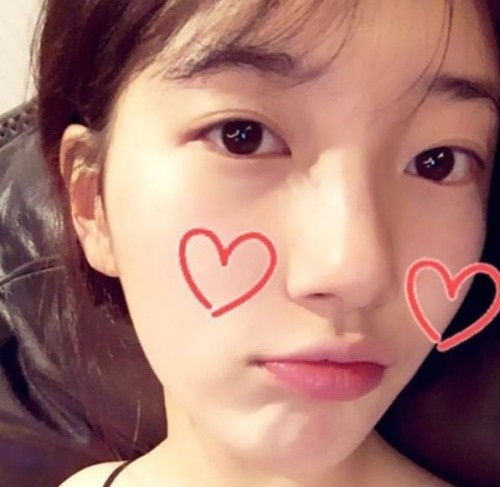 이민호 수지 꾸준한 사랑… 볼에 하트 넣고 꿀피부·청초미 발산 '반할 수 밖에 없는 미모'