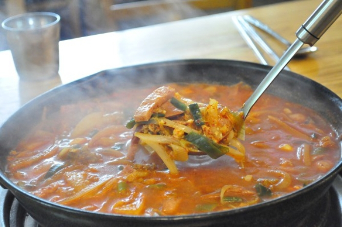 수원인계동맛집 '조대감부대찌개', 노하우 담긴 깊은 맛 제공