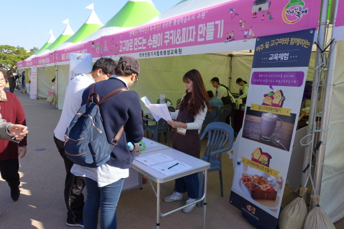 여주 고구마, 수원시민 입맛 공략…수원평생학습축제 고구마 피자·라떼 체험행사 성료