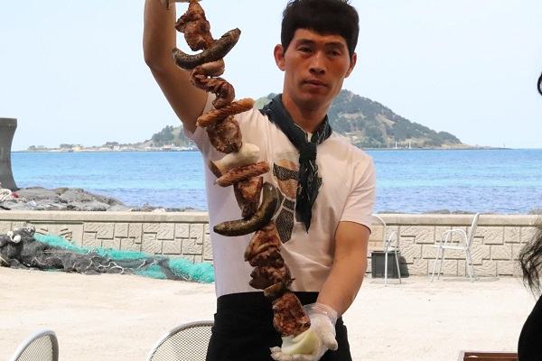 [제주 한림 맛집] 흑돼지모듬 왕꼬치의 "제주돌담집"