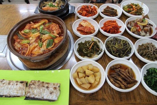 제주 표선 채소 직접 재배하는 갈치조림 맛집 '동산식당', 신선한 메뉴 제공