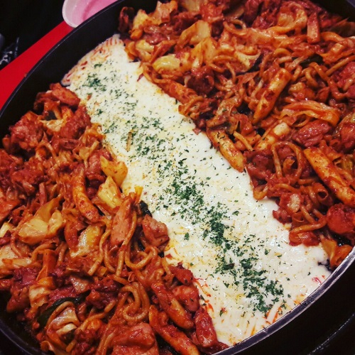 '솔올통나무집닭갈비', 수북한 모짜렐라치즈와 닭갈비의 향연 즐길수 있는 강릉 맛집