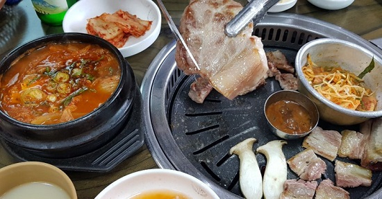 합리적인 가격에 흑돼지 맛볼 수 있는 제주 중문 흑돼지맛집 '오르막가든'