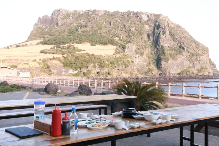 식사를 하며 제주도를 즐길 수 있는 성산일출봉 맛집, '전망좋은횟집'