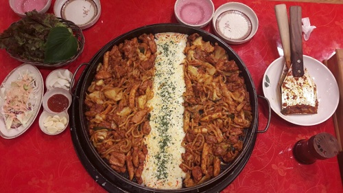 강릉 경포대 맛집 솔올통나무집닭갈비, 대표메뉴 치즈닭갈비로 여행객에 어필해