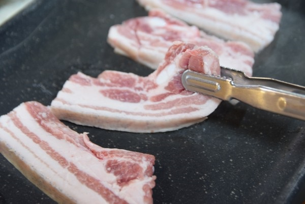 제주 표선 해비치 맛집 '남문식당', 제주산 고사리와 파김치, 흑돼지 제공