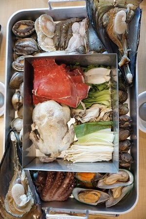 5월에 떠나기 좋은 여행지 강화도의 맛집, '강화댁'에서 육해공철판 맛볼수 있어