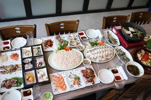 여수 맛집 '나폴리횟집', 밤바다 야경과 함께하는 자연산 회 선보여