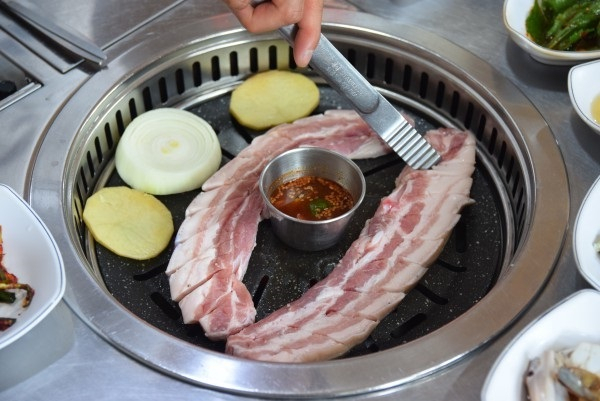 제주 애월에 흑돼지 맛집이? '백번가든', 육즙 가득한 제주산 돼지고기 제공