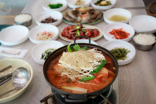 시원하고 깊은맛 느낄 수 있는 게국지의 원조 안면도맛집 '시골밥상'