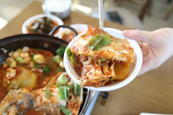 제주공항 근처 갈치조림 맛집 '신옛촌 제주점', 단체석 완비