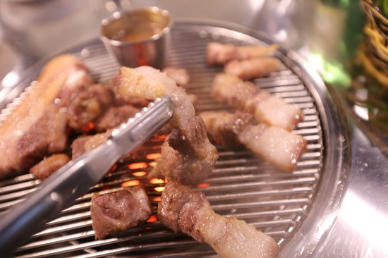 제주 오설록 맛집 '흑돼지신화' 연탄구이로 즐기는 흑돼지