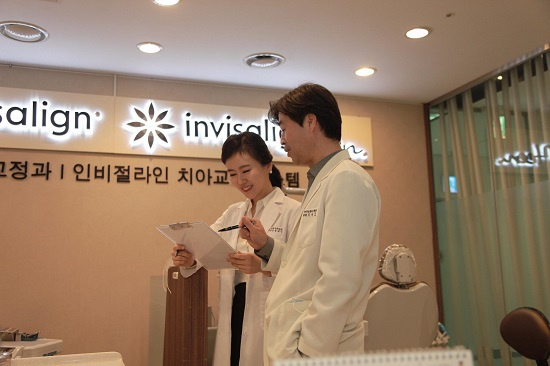 계획대로 정밀하게 치아가 이동하도록 도와주는 치아교정,'인비절라인'