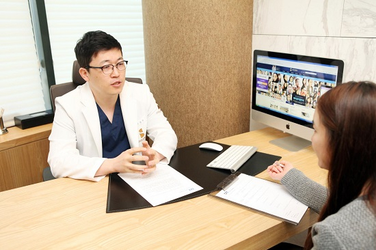 중년층의 눈처짐, 하안검 수술을 통해 노화방지효과 기대 가능해