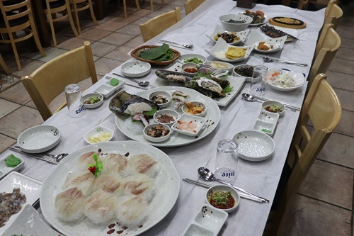 제주 공항 맛집으로 알려진 제주도 횟집 월척수산, '다금바리가 일품'