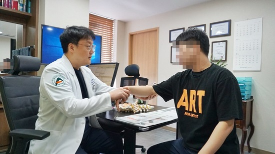 팔을 부딛혀 발생하는 팔꿈치통증, 증상의 빠른 호전이 중요