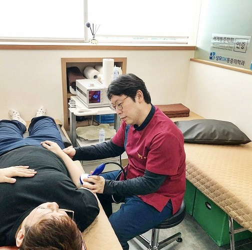 누운 자세로 사용하는 스마트폰 습관, 팔꿈치통증 가능성 높아