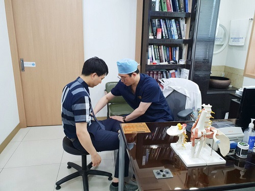 잘못된 앉는 습관이 원인인 골반통증, 더 큰 질환 불러올 수 있어