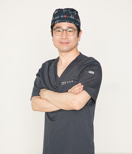 눈꺼풀처짐으로 눈가에 땀이 차고 짓무르기 쉬운 여름, 상안검수술을 고민하고 있다면 눈썹거상술로 해결 가능