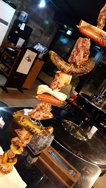 제주 애월 앞바다에서 경험하는 흑돼지모듬왕꼬치 맛집, 제주 돌담집