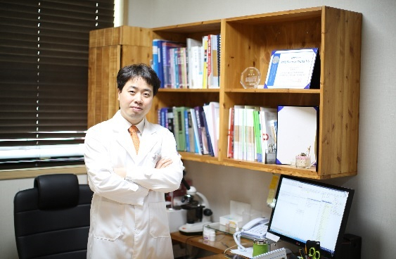 여름철 더 심해지는 여드름과 흉터, 피부과에서 전하는 해결법