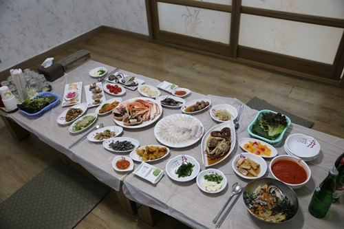 포항 맛집 '삼형제 횟집'에서 싱싱한 회와 대게 한 상 받을 수 있어