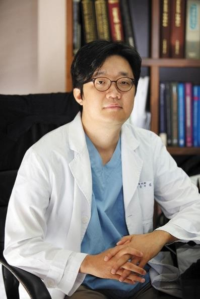 보형물 없이 내조직으로 하는 자가진피 무턱수술