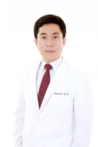 야외운동 중 발생한 팔꿈치통증 테니스엘보. 초기 치료가 가장 중요해