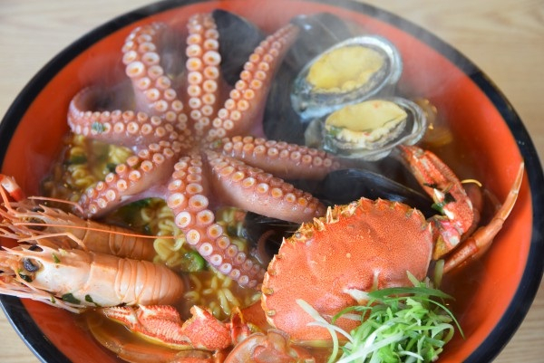 시원한 제주 애월 아침식사 맛집 '제주와함께라면', 푸짐한 해물 제공