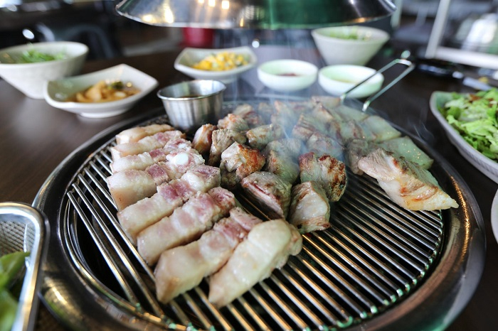 월정리맛집 '도민상회', 월정리해변 풍경과 흑돼지를 함께