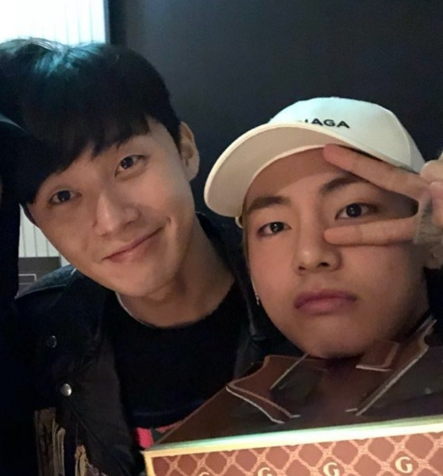 [스타☆톡] '김비서가 왜그럴까' 박서준, '방탄소년단' 뷔랑 무슨 사이?