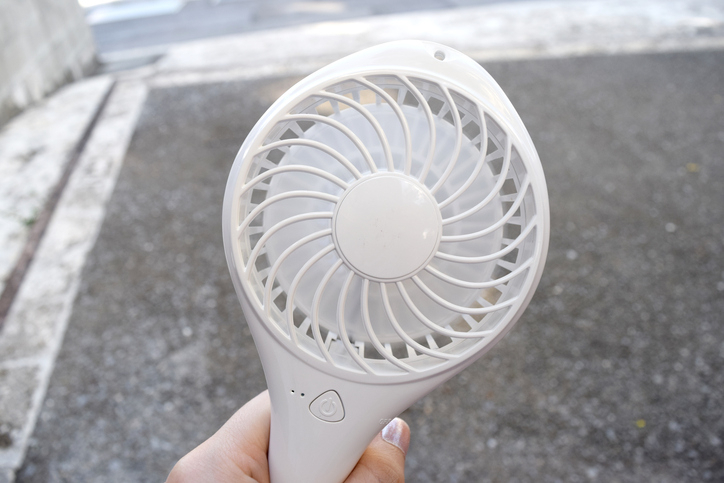 여름철 휴가 필수템, '휴대용선풍기' 기내 반입될까?..폭발 및 관리법