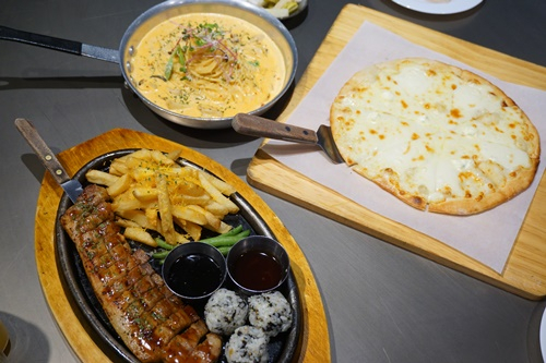 홍대 연남동 맛집 홉스피제리아'에서 홉스 히트 세트로 스테이크와 피자를 동시에 즐길 수 있어