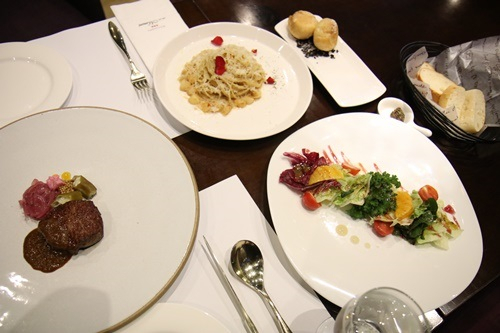 압구정 맛집 '앙스모멍'에서 고급스러운 분위기와 맛좋은 스테이크 동시에 즐길 수 있어