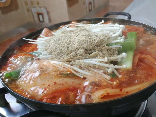 안면도 맛집 '시골밥상', 충청남도의 구수한 향토 음식 게국지 대중화시킨 1세대 전문점