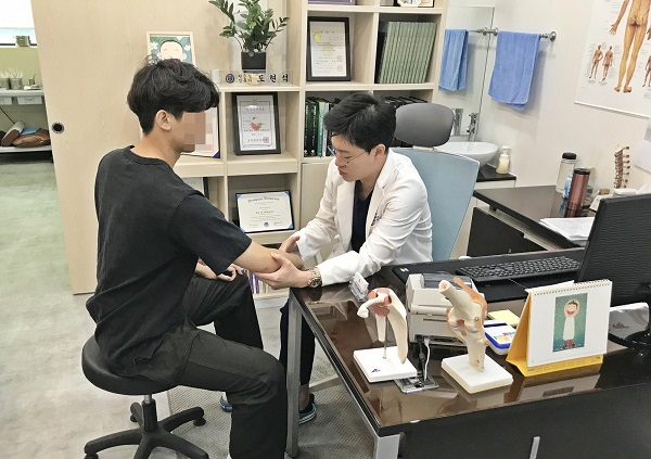 중년 여성 팔꿈치 통증의 주범. 테니스엘보