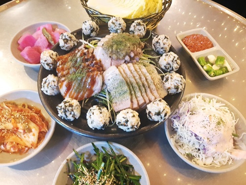 용산역 맛집 '엄찌아고', 특제마늘소스의 부드러운 보쌈 만날 수 있어