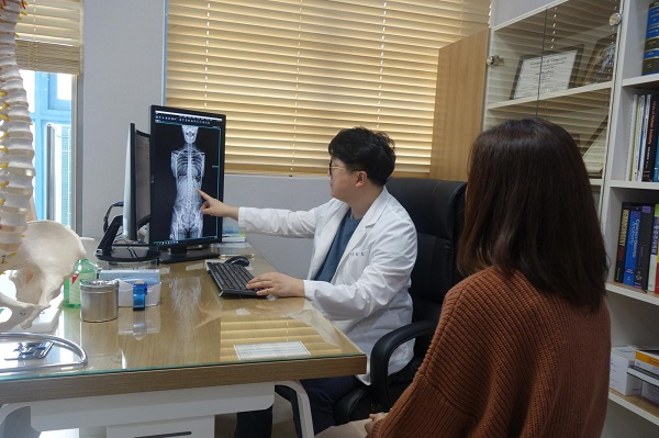 도수치료 여름철 휴가지에서 생긴 통증 바로잡아