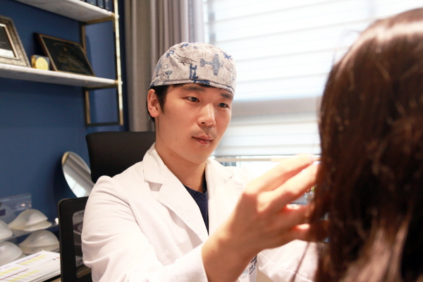 처지는 눈꺼풀 '안검하수', 비절개눈매교정으로 해결 가능