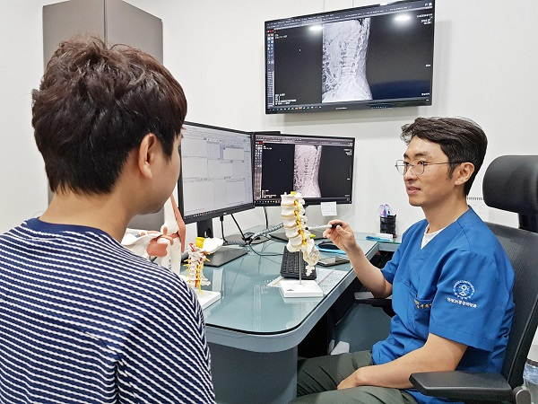 다리저리고 통증 있다면, 척추관협착증 의심해야