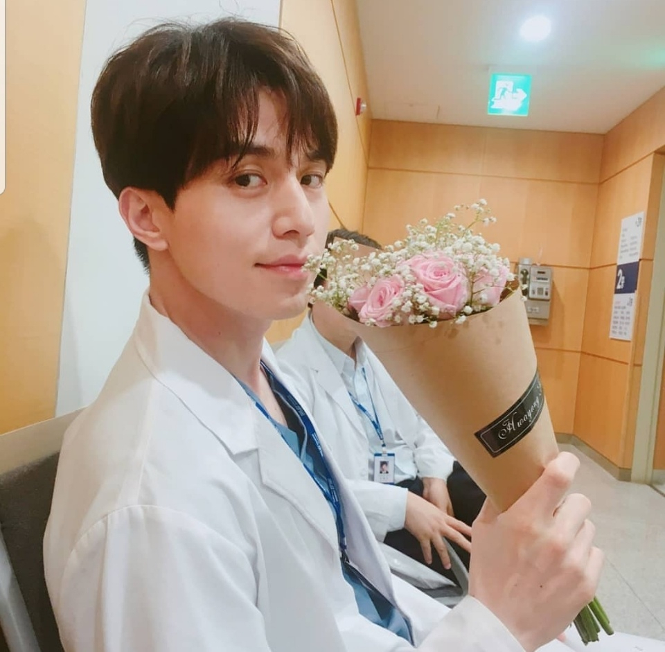 [스타☆톡] '라이프' 이동욱, 남친짤 생성중..'누가 꽃이야?'