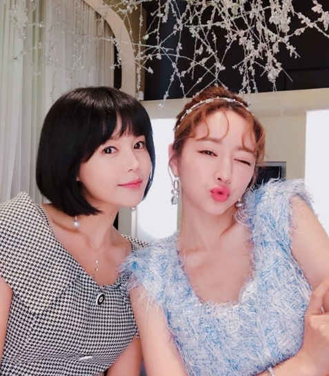 [스타☆톡] '끝까지 사랑' 이영아, 홍수아와 함께 다정한 모습으로 찰칵