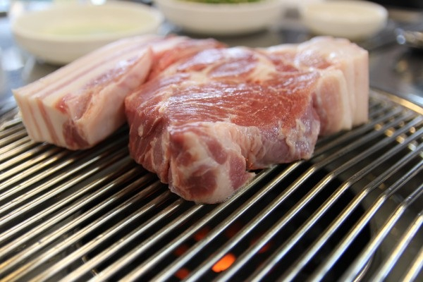 제주도 공항 근처 흑돼지 맛집 '돈사촌외도점', 푸짐한 식사와 서비스 제공
