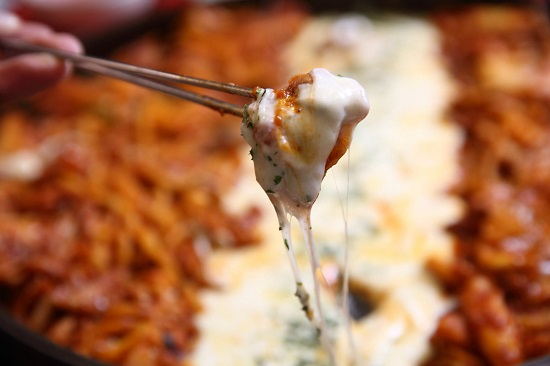 강릉 맛집 솔올통나무집닭갈비, 모짜렐라치즈 가득한 치즈닭갈비 선보여